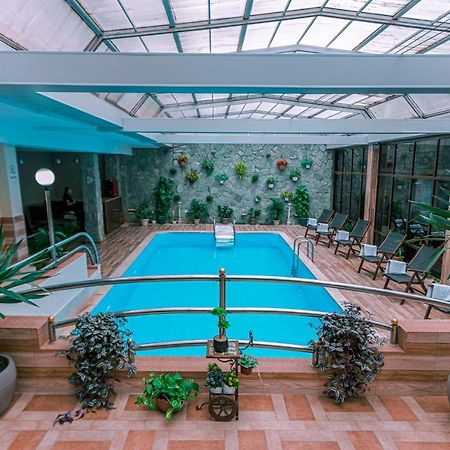 Pino Vere Palace Hotel Tiflis Exterior foto