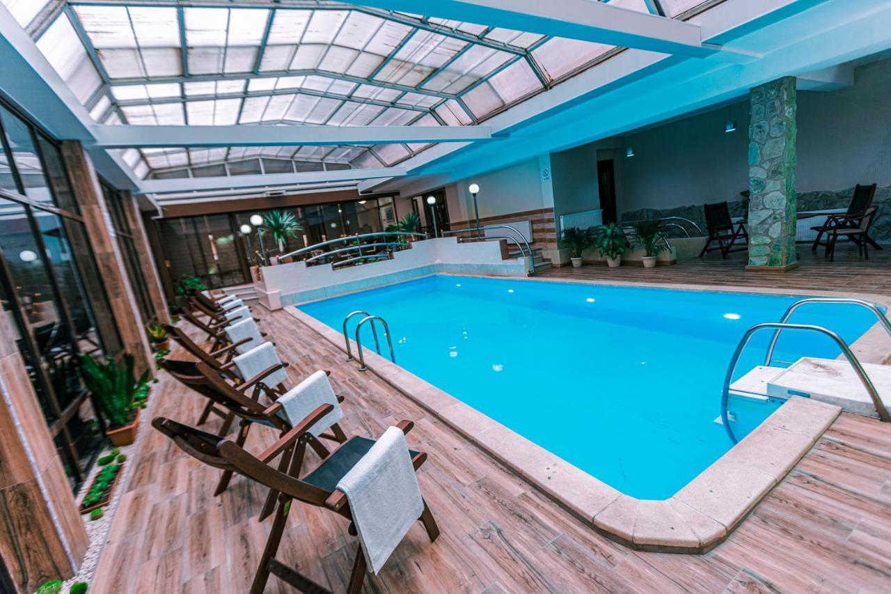 Pino Vere Palace Hotel Tiflis Exterior foto