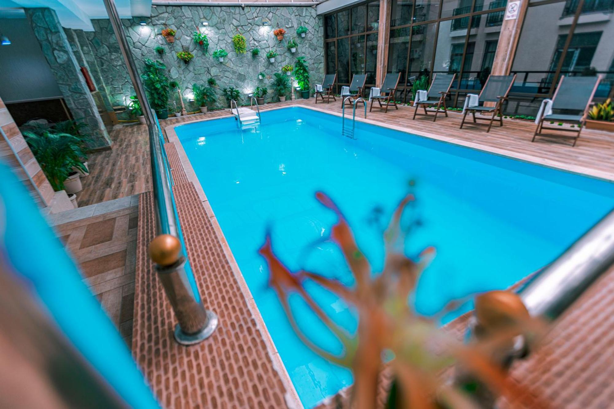 Pino Vere Palace Hotel Tiflis Exterior foto