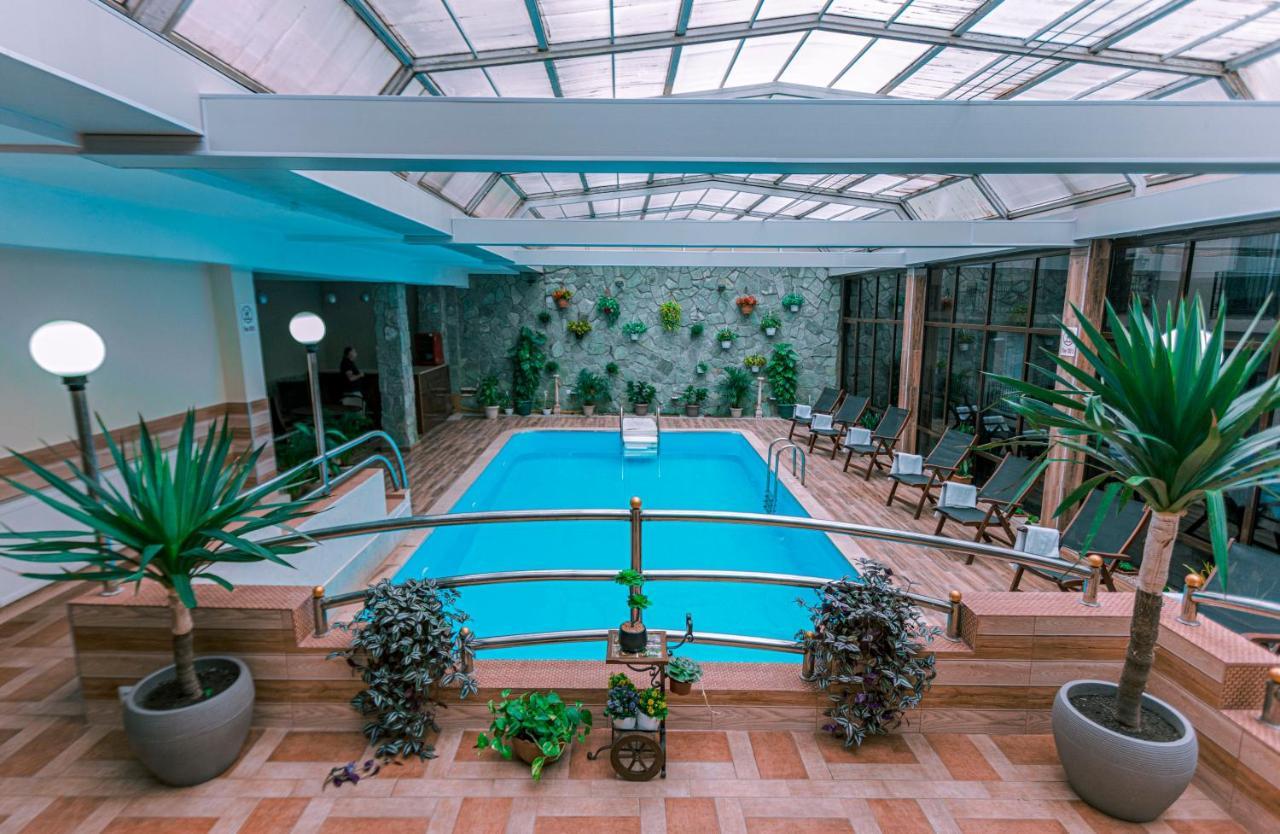 Pino Vere Palace Hotel Tiflis Exterior foto