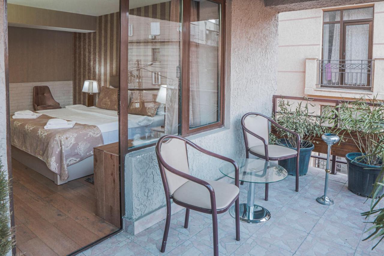 Pino Vere Palace Hotel Tiflis Exterior foto